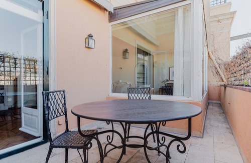 Dreta de l'Eixample House | Blueground | La Dreta, balcony & AC, nr Sagrada