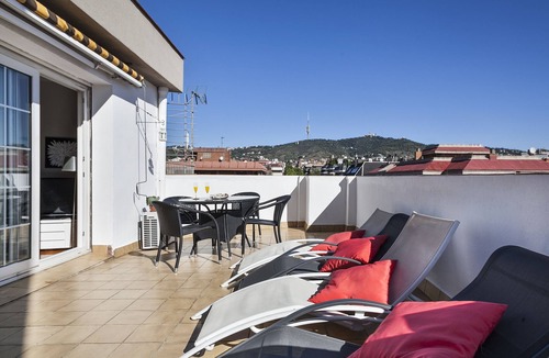 Les Tres Torres Apartment | Bright and spacious apartment with a large terrace in a residential area