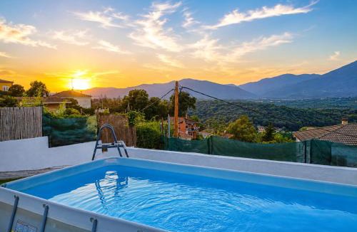 Vallgorguina House | Ca la Nena Morena - Casa con piscina privada, jardín y vistas al Montseny