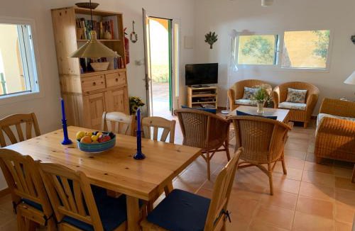Es Calo House | Casa Carmencita, immersa nel verde a pochi passi da mare