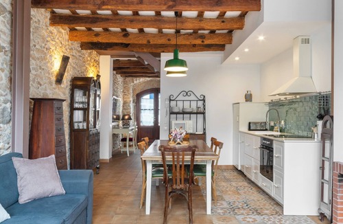 Sant Pere de Ribes House | Casa con patio, piedra y luz natural