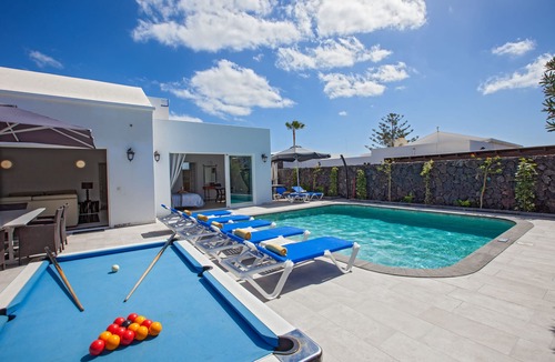 Los Mojones Villa | Casa Cristal 4 bedrooms 3 bath sleeps 8 people Free A/C,Heated Pool, Pool Table.