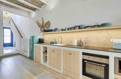 L'Hospitalet de Llobregat House | Casa Mandarina: 4 Bedrooms - 2 Terraces - Parking