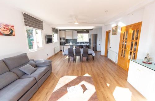 Can Vinyals Villa | Catalunya Casas Pool, garden and games room near Barcelona!