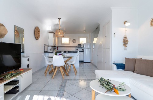 Sitio de Calahonda Ski Chalet | Charming Beachfront Townhouse in Dona Lola – Calahonda, Mijas Costa CS183