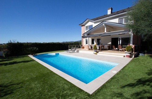Llinars del Valles Villa | Charming pool villa near Barcelona - Walk to shops