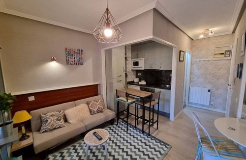 Oviedo City Centre Apartment | Charming studio in the city center, with an open-plan layout and a separated sleeping area. The apartment is located on an upper floor and features large windows. Situated on a pedestrian street with many nearby services. The bedroom includes an electric