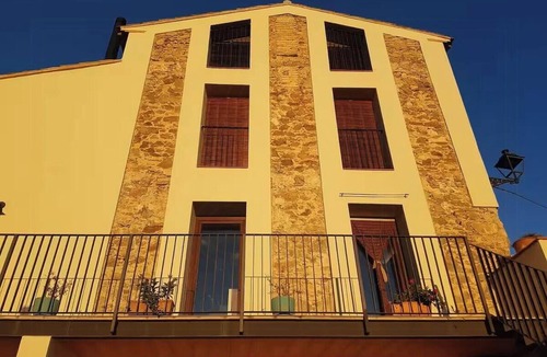 El Lloar House | Clifftop village house near Tarragona