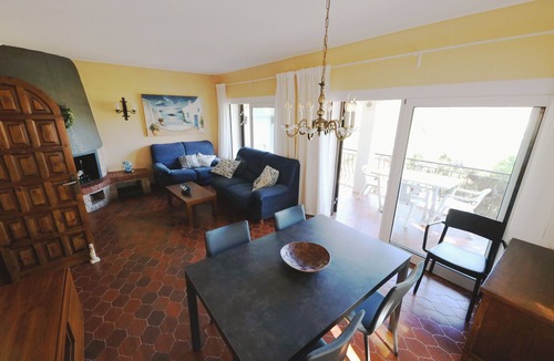 Llanca Apartment | Comfort and tranquility, 50m to the sea, 200m to the beach and the Port - WiFi