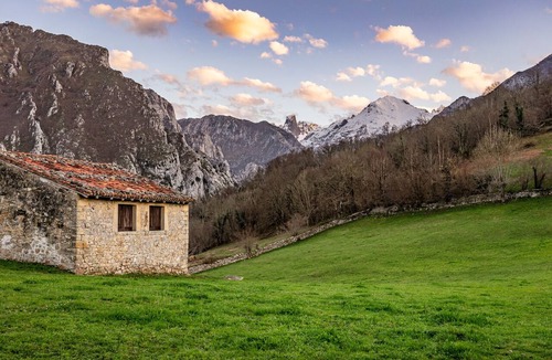 Arenas de Cabrales Apartment | Compact 9 m² Attic Room with Private Bathroom, No Kitchen