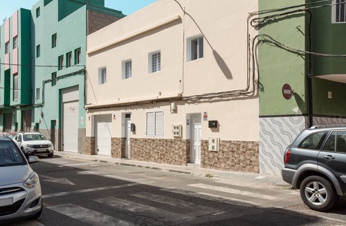 Vecindario Apartment | Cosy Apartment “2B El Amore” close to the Sea with Wi-Fi & Fans