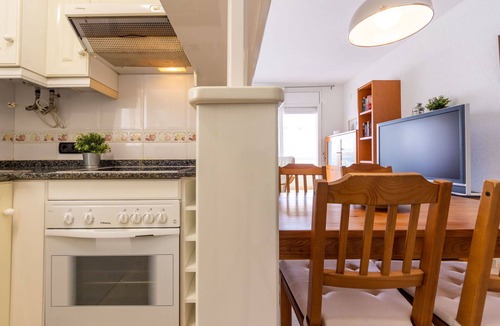 Cubelles Apartment | Cosy apartment for 4 people with WIFI, A/C, pool, TV and balcony