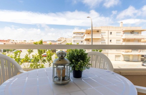 Cubelles Apartment | Cosy apartment for 4 people with WIFI, A/C, pool, TV and balcony