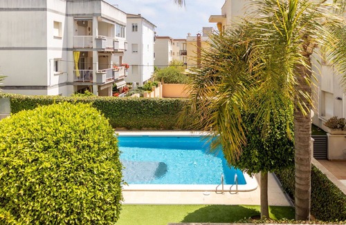 Cubelles Apartment | Cosy apartment for 4 people with WIFI, A/C, pool, TV and balcony