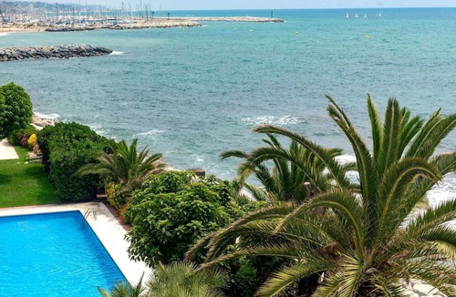 Sant Andreu de Llavaneres Apartment | Cosy apartment for 6 people with pool, WIFI, TV and balcony