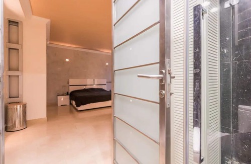 Castellana Apartment | Descubre la esencia del lujo y la comodidad en este espectacular apartamento.