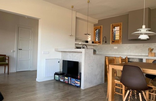 Alp House | Design Townhouse 3 Bed, Fireplace, Garden & Wi-Fi
