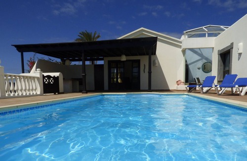 Montana Roja House | Fantastic Located Villa with Heated Pool Hottub Wifi and turfed green Bbq area