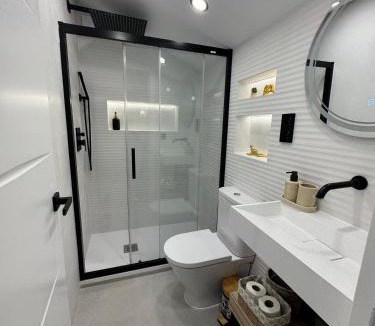 La Avanzada - La Cueva House | Habitación Buhardilla con Baño Privado y Acceso Autónomo , ideal para Descansar