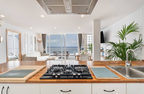 Puerto de la Cruz Apartment | Holiday Apartment “Casa Punta Brava” with Sea View, Mountain View, Wi-Fi, A/C & Terrace; Parking Available