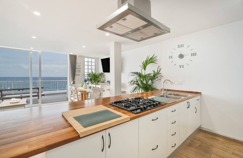 Puerto de la Cruz Apartment | Holiday Apartment “Casa Punta Brava” with Sea View, Mountain View, Wi-Fi, A/C & Terrace; Parking Available