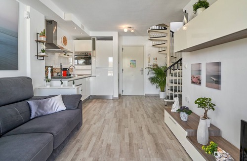 El Morche Apartment | Holiday Apartment 'Abierto Al Mar' with Sea View, Shared Pool & Wi-Fi