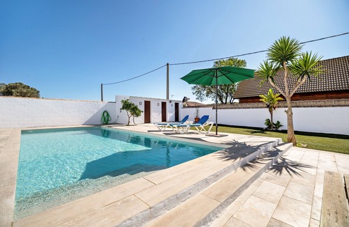 Chiclana de la Frontera House | Holiday Home 'Villa Jero' with Private Pool, Private Terrace and Air Conditioning