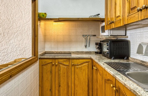 L'Escala House | Holiday Home 'Apartamento A 1 Min De Playa Riells' with Private Terrace and Balcony