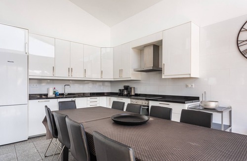 Lloret Blau House | Holiday Home 'Blau' with Sea Views, Wi-Fi, and Air Conditioning