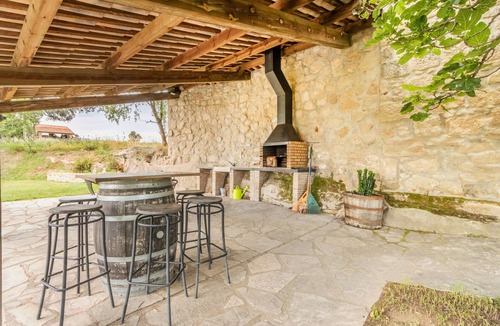 Casserres House | Holiday Home 'Cal Camp Llarg' with Mountain View, Private Pool and Wi-Fi