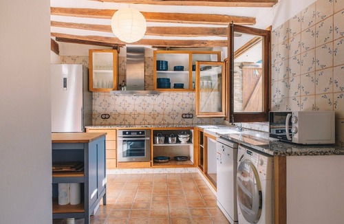 Beguda House | Holiday Home 'Can Blanc - 11 Persones' with Mountain View, Shared Pool and Wi-Fi