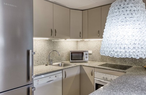 L'Escala House | Holiday Home 'Casa Con Piscina' with Mountain View, Wi-Fi and Air Conditioning