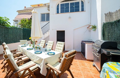 L'Alfas del Pi House | Holiday Home Casa Camila with Shared Pool, Private Terrace, A/C and Wi-Fi