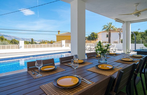 L'Alfas del Pi House | Holiday Home 'Casa Feliz Family Villa' with Private Pool, Wi-Fi and Air Conditioning