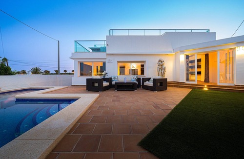 L'Alfas del Pi House | Holiday Home 'Casa Blanca Family Villa' with Private Pool, Wi-Fi & Air Conditioning
