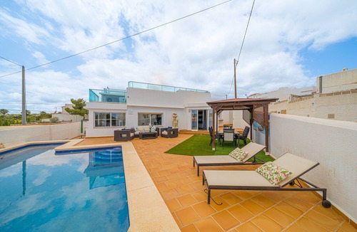 L'Alfas del Pi House | Holiday Home 'Casa Blanca Family Villa' with Private Pool, Wi-Fi & Air Conditioning