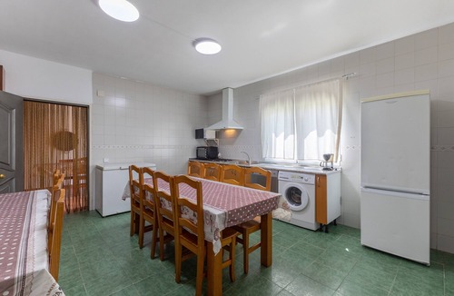 Burgohondo House | Holiday Home 'La Nave De Gredos' with Mountain View, Pool and Air Conditioning