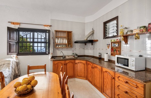 El Granel House | Holiday Home 'María José' with Mountain Views, Private Terrace and Wi-Fi