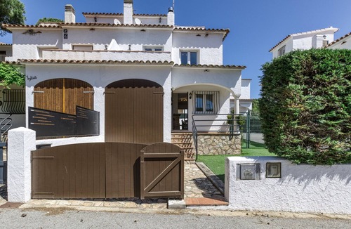 L'Escala House | Holiday Home 'Montgo Piscina 2' with Mountain View, Wi-Fi and Air Conditioning