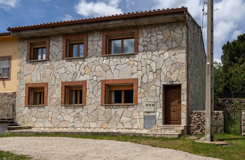 El Barraco House | Holiday Home Paraíso Ground Floor - Lake Views, Gredos & Garden