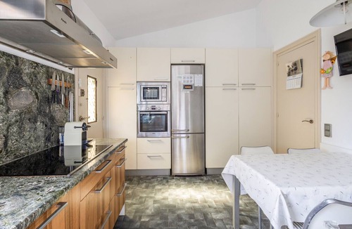 Seva House | Holiday Home 'Roques Brunes - Seva' with Mountain View, Wi-Fi and Air Conditioning