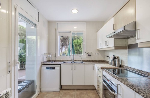 Sant Pol De Mar House | Holiday Home 'Your Pet-friendly Home In Sant Pol' with Sea View, Wi-Fi and Air Conditioning