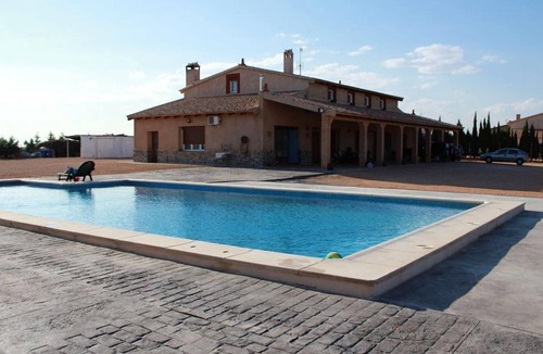 Villarrobledo Apartment | Homerez - Appartement for 10 ppl. with shared pool and terrace at Villarrobledo