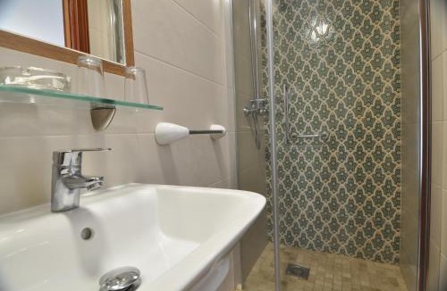 La Catedral House | Hostal Almanzor