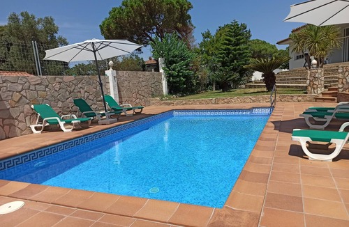 L'Escala Ski Chalet | House Llierca - air conditioning, private pool, barbecue, garden, wifi, parking.