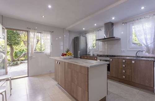 Alcanada Ski Chalet | House on the beachfront with 4 bedrooms, 2 bathrooms and barbecue