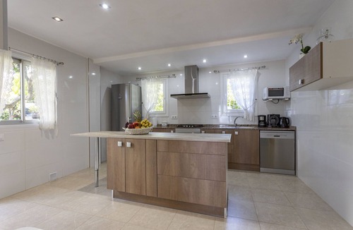 Alcanada Ski Chalet | House on the beachfront with 4 bedrooms, 2 bathrooms and barbecue