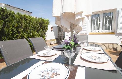 L'Escala Villa | House with community pool and tennis to 500 meters from the beach