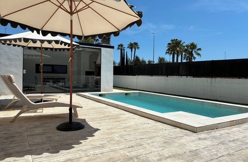 El Catllar Ski Chalet | House with garden, pool and barbecue in front of golf and forest, minutes from the beach.