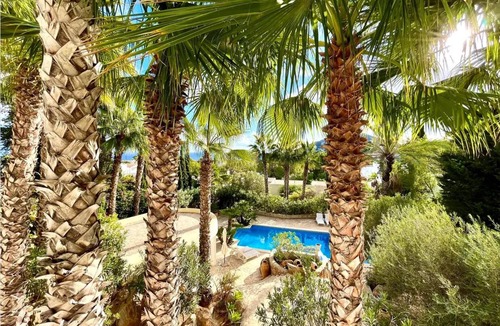 Santa Eulalia del Rio Apartment | Inmitten Eines Mediteranen Gartens, Terrassiert, Befindet Sich das Appartment